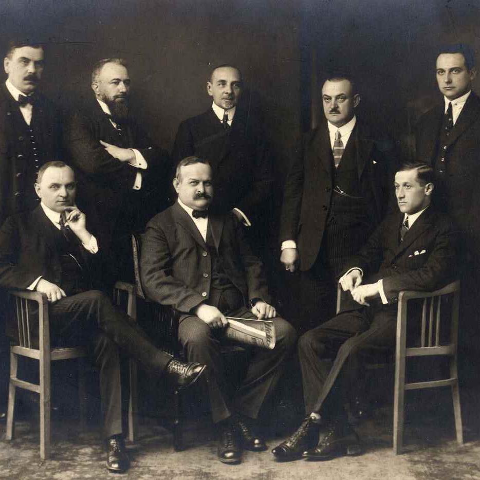 Die erste gewählte Burgenländische Landesregierung von 1922 (Quelle: Burgenländisches Landesarchiv) Gruppenfoto der ersten gewählten burgenländischen Landesregierung von 1922, sieben Männer in dunklen Anzügen